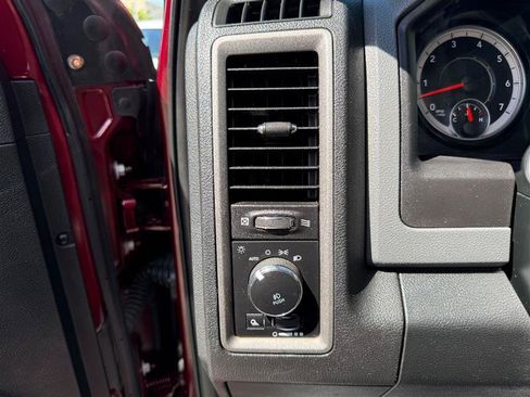 Used 2018 RAM 1500 Express AWD/4WD image 32