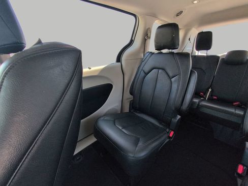Used 2018 Chrysler Pacifica Touring-L Plus FWD image 4