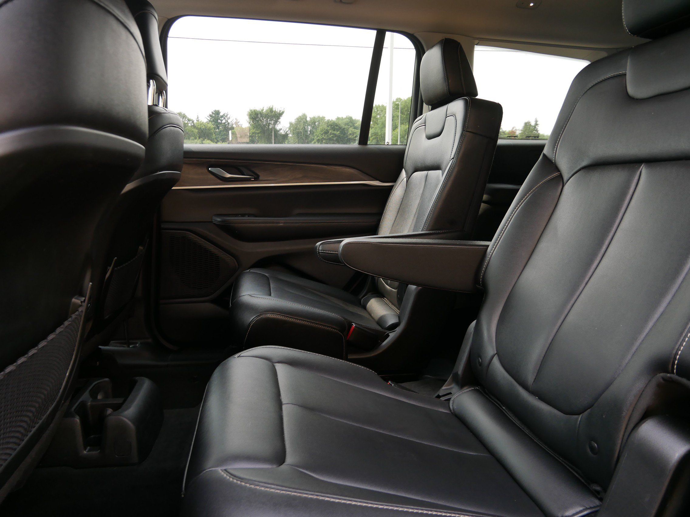 Used 2023 Jeep Grand Cherokee L Limited w/ Black Appearance Package AWD/4WD image 7