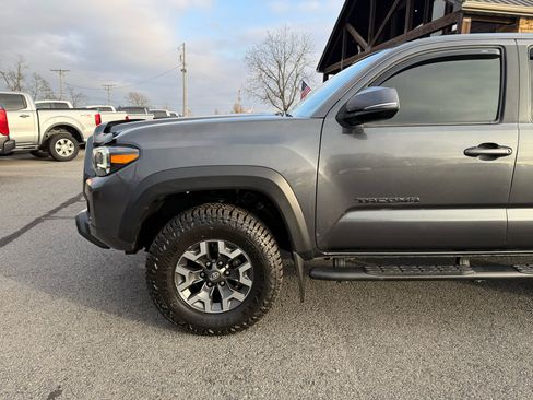 Used 2022 Toyota Tacoma TRD Off-Road image 35