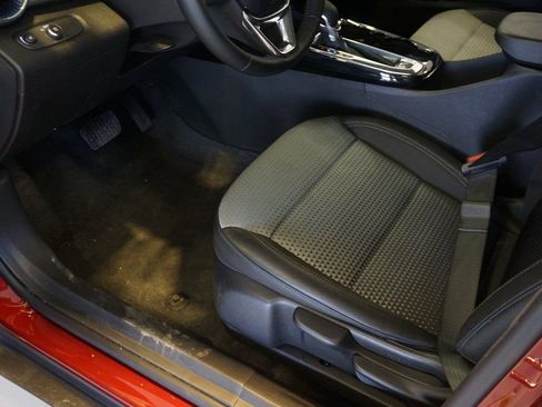 Certified 2025 Chevrolet Trax LT w/ LT Convenience Package image 23