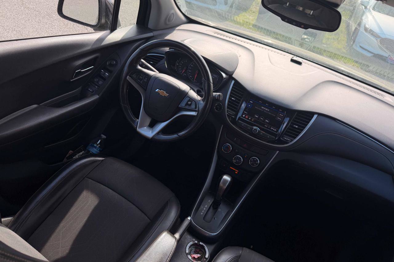 Used 2020 Chevrolet Trax LT w/ LT Convenience Package FWD image 16