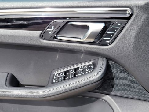 Used 2025 Porsche Macan image 25