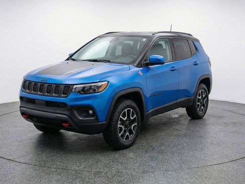 Used 2025 Jeep Compass Trailhawk AWD/4WD image 3