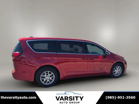 Used 2025 Chrysler Pacifica Select image 8