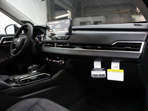 New 2026 Mitsubishi Outlander SE image 17