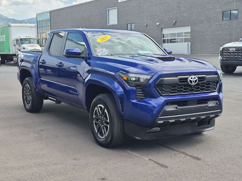 Used 2025 Toyota Tacoma TRD Sport w/ TRD Sport Premium Package AWD/4WD image 8