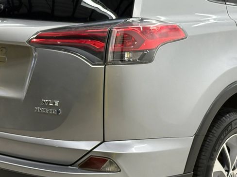 Used 2017 Toyota RAV4 XLE AWD/4WD image 9