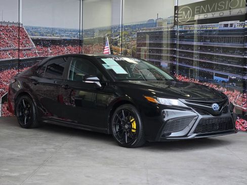 Certified 2022 Toyota Camry SE FWD image 1