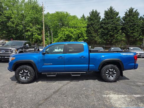 Used 2018 Toyota Tacoma TRD Off-Road w/ Technology Package AWD/4WD image 6