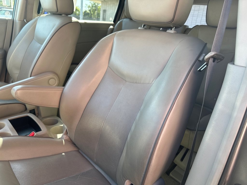 Used 2015 Nissan Quest Platinum FWD image 19