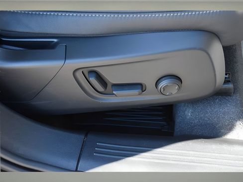 Certified 2025 Volvo XC40 B5 Plus w/ Protection Package Premier image 31