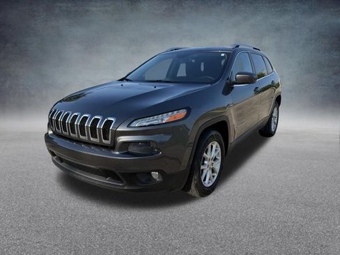 Used 2018 Jeep Cherokee Latitude Plus w/ Cold Weather Group AWD/4WD image 2