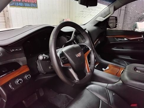 Used 2017 Cadillac Escalade Luxury AWD/4WD image 11