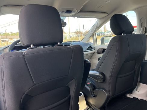 Used 2023 Chrysler Voyager LX image 22