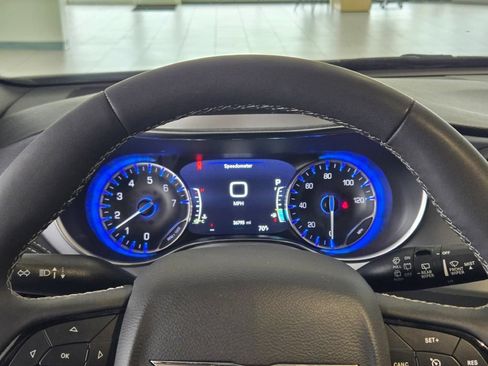 Used 2025 Chrysler Pacifica Limited FWD image 34
