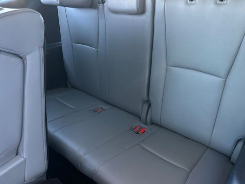 Used 2022 Toyota Highlander XLE AWD/4WD image 35