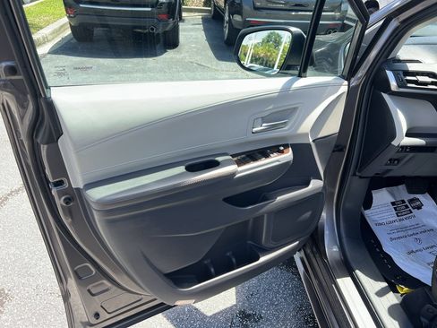 Used 2024 Toyota Sienna XLE FWD image 14