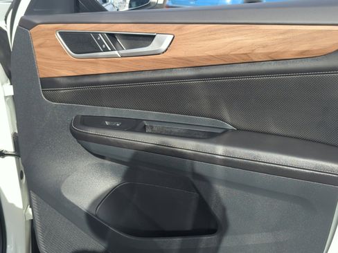 Certified 2025 Volkswagen Atlas SE image 16