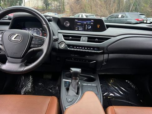 Used 2019 Lexus UX 200 image 16