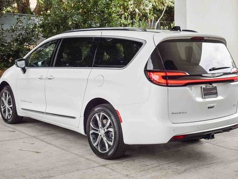 New 2026 Chrysler Pacifica Pinnacle w/ Trailer Tow Group AWD/4WD image 4