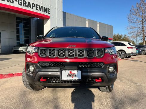 Used 2025 Jeep Compass Trailhawk image 3