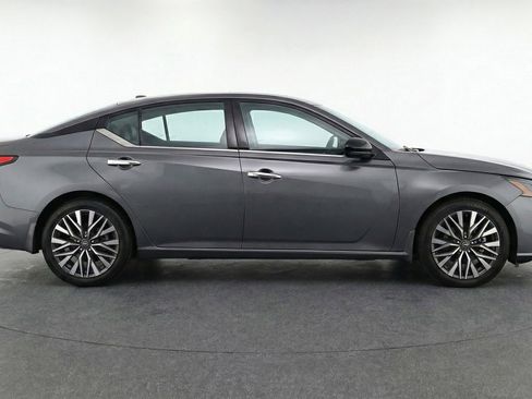 Used 2025 Nissan Altima 2.5 SV FWD image 11