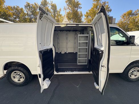 Used 2017 Chevrolet Express 2500 Extended image 24