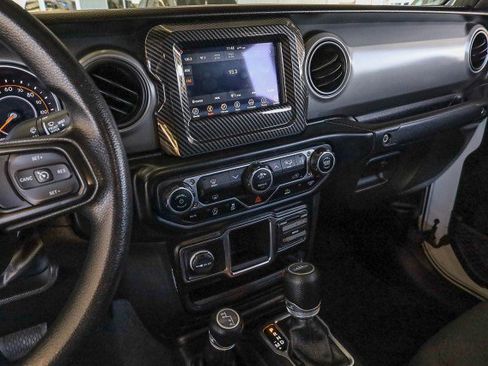 Used 2022 Jeep Gladiator Sport image 12