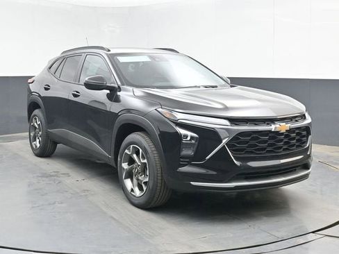 New 2026 Chevrolet Trax LT w/ LT Convenience Package FWD image 2