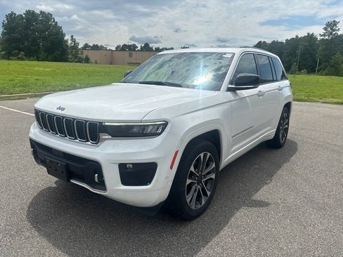 Certified 2023 Jeep Grand Cherokee Overland w/ Luxury Tech Group IV AWD/4WD image 3