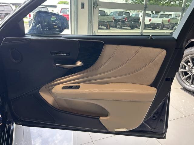 Used 2021 Lexus LS 500 AWD w/ Accessory Package (Z1) image 26