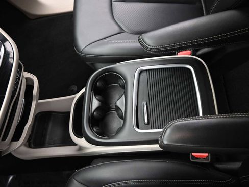 Used 2024 Chrysler Pacifica Touring-L image 20