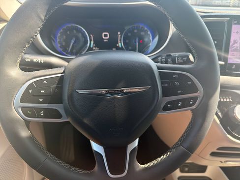 Used 2023 Chrysler Pacifica Touring-L FWD image 24