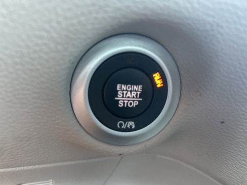 Used 2022 Chrysler Pacifica Touring-L image 37