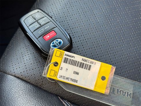 Certified 2025 Toyota Sienna Limited image 45