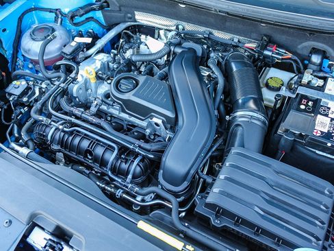 Used 2025 Volkswagen Taos SE image 27