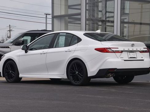 Used 2025 Toyota Camry SE image 9