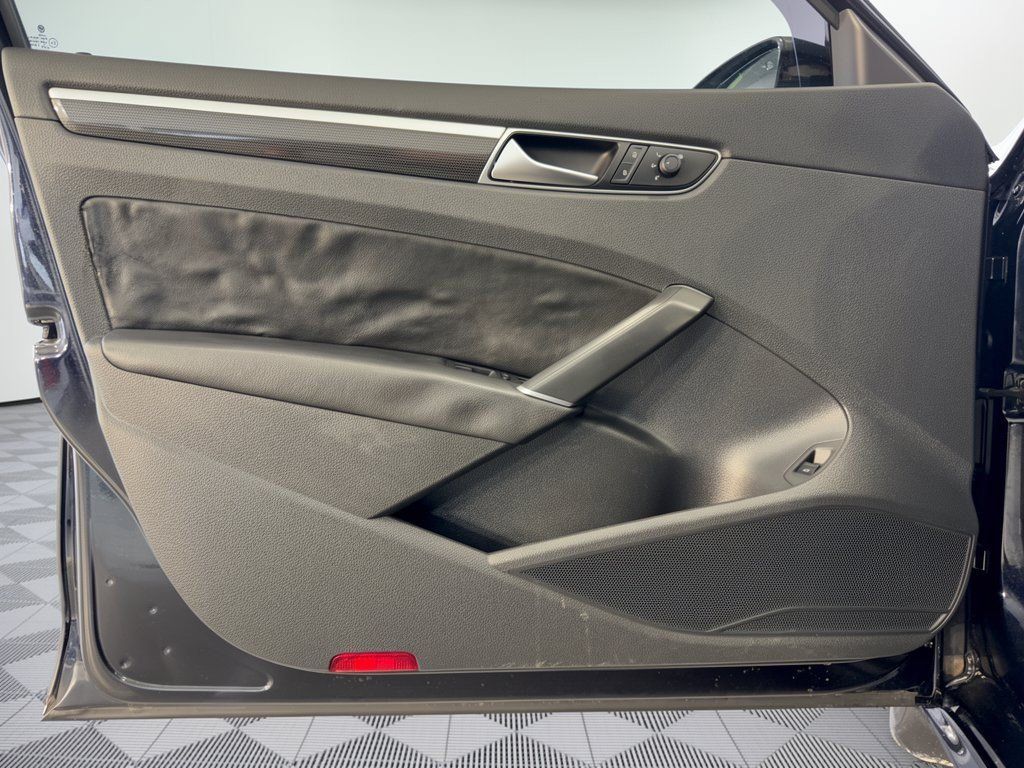 Used 2018 Volkswagen Passat 3.6 FWD image 14