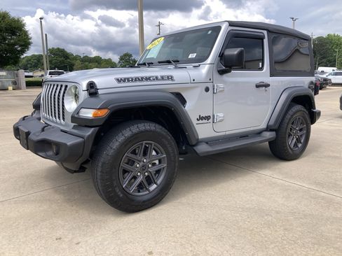 Used 2024 Jeep Wrangler Sport AWD/4WD image 2