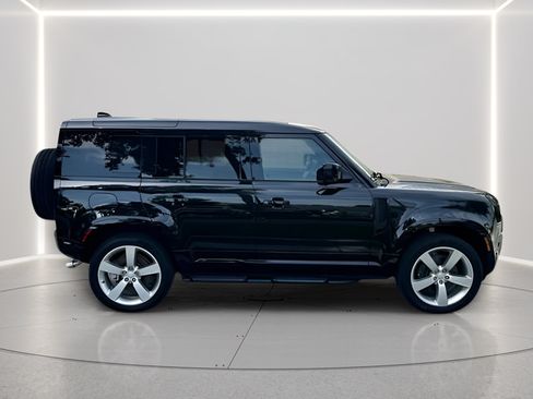Used 2025 Land Rover Defender 110 X-Dynamic SE AWD/4WD image 6