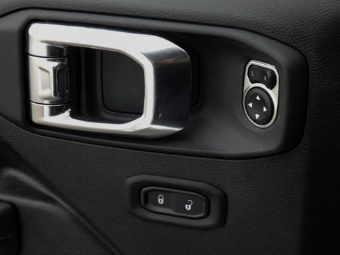 Used 2025 Jeep Wrangler Unlimited Rubicon image 21