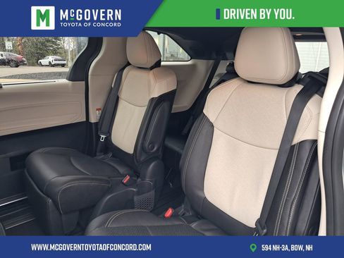 Used 2025 Toyota Sienna Platinum AWD/4WD image 17