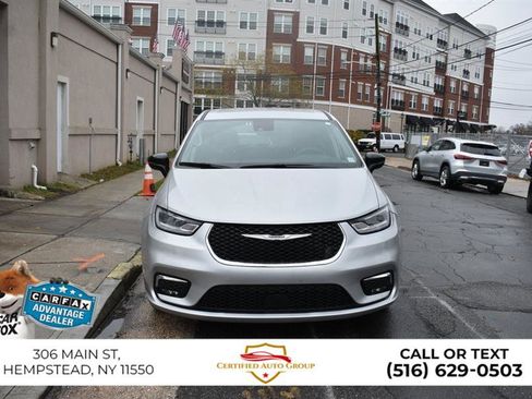 Used 2024 Chrysler Pacifica Touring-L FWD image 3