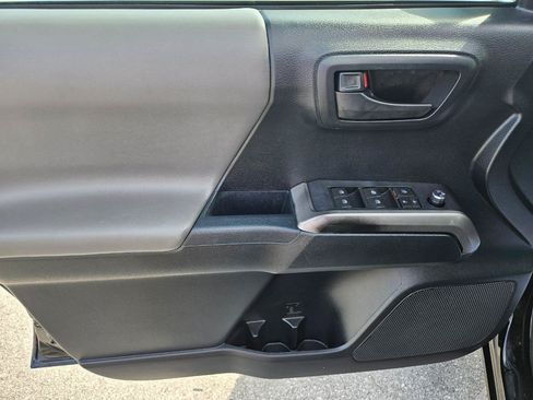 Used 2016 Toyota Tacoma SR5 w/ SR5 Appearance Package (SN) AWD/4WD image 12