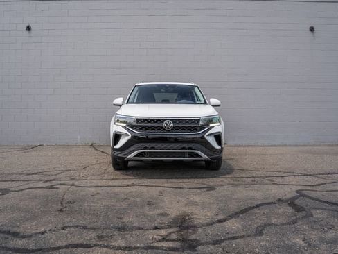 Used 2024 Volkswagen Taos SE w/ Panoramic Sunroof Package AWD/4WD image 10