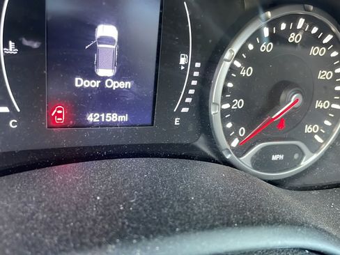 Used 2018 Jeep Renegade Latitude w/ Advanced Technology Group AWD/4WD image 3