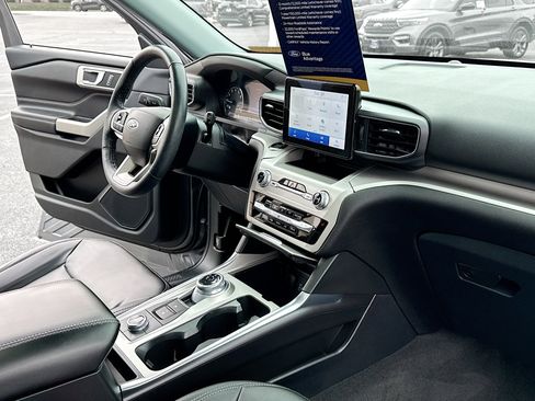 Certified 2022 Ford Explorer XLT w/ Equipment Group 202A image 5