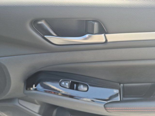 Used 2025 Nissan Altima 2.5 SR FWD image 33