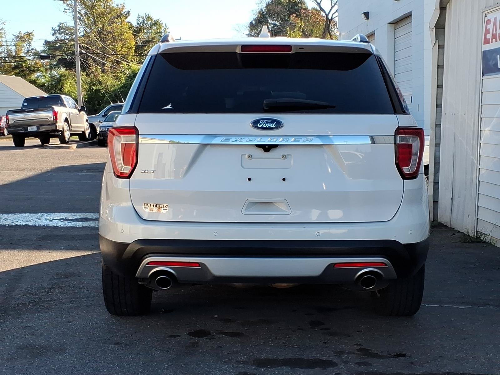 Used 2017 Ford Explorer XLT w/ Equipment Group 202A FWD image 4